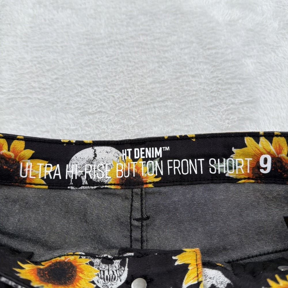 HT Hot Topic Denim 9 Ultra Hi-Rise Button-Front Shorts Sun Flowers Skull Print - Picture 6 of 7